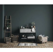 Interiér koupelny s umyvadlem, žebříkem, košíky a ručníky