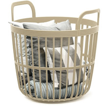Béžový plastový koš na prádlo s polštáři a dekou