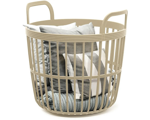 Béžový plastový koš na prádlo s polštáři a dekou