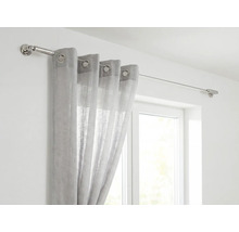 Záclona na ocelové lanové záclonové tyči před oknem