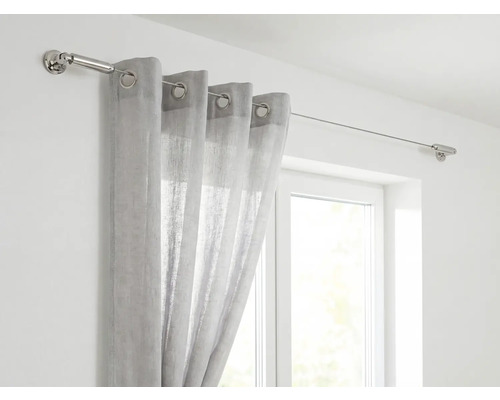 Záclona na ocelové lanové záclonové tyči před oknem