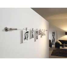 Fotografie na nástěnné liště s klipy v obývacím pokoji