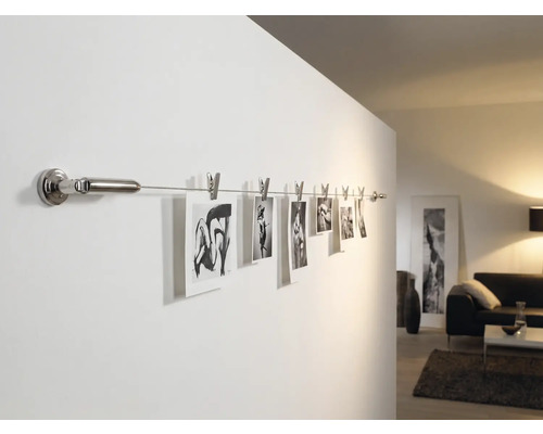 Fotografie na nástěnné liště s klipy v obývacím pokoji