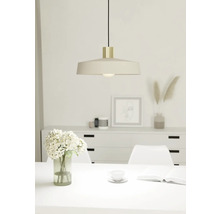 Interiér s jídelním stolem, vázou s květinami, knihou, šálkem a závěsným svítidlem