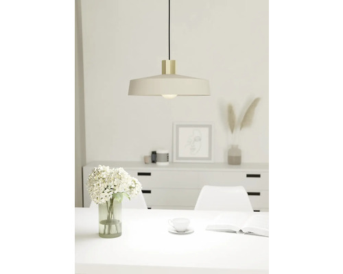 Interiér s jídelním stolem, vázou s květinami, knihou, šálkem a závěsným svítidlem