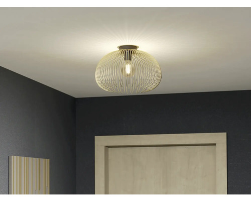 Stropní svítidlo s filigránovým stínidlem v místnosti