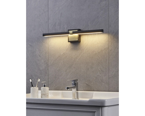 Koupelna s umyvadlem, baterií a LED zrcadlovým světlem