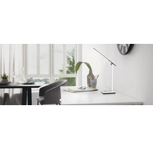 Stolní lampa na stole ve světlé místnosti.