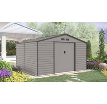 Kovový zahradní domek se sedlovou střechou a posuvnými dveřmi v zahradě vedle altánu.