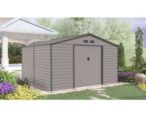 Kovový zahradní domek se sedlovou střechou a posuvnými dveřmi v zahradě vedle altánu.