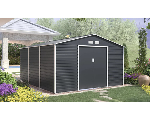 Tmavě šedý kovový zahradní domek s bílým rámem a sedlovou střechou v zahradě.