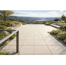 Terasa s čtvercovými dlaždicemi, lavicemi a dalekým výhledem