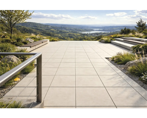 Terasa s čtvercovými dlaždicemi, lavicemi a dalekým výhledem