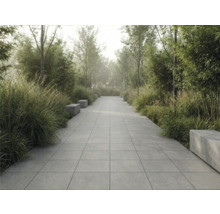 Zahradní chodník s čtvercovými dlažebními kostkami a lavičkami