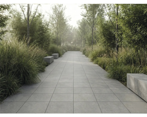 Zahradní chodník s čtvercovými dlažebními kostkami a lavičkami