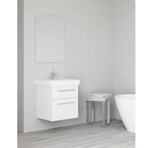 Moderní bílá skříňka pod umyvadlo se dvěma zásuvkami, umyvadlem, chromovanou baterií a obdélníkovým zrcadlem ve světlé koupelně.