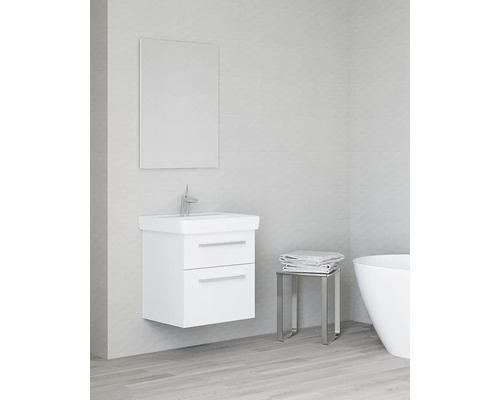 Moderní bílá skříňka pod umyvadlo se dvěma zásuvkami, umyvadlem, chromovanou baterií a obdélníkovým zrcadlem ve světlé koupelně.