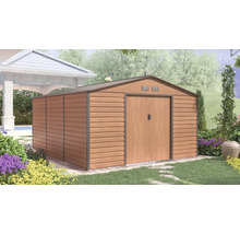 Kovový zahradní domek ve vzhledu dřeva se dvěma posuvnými dveřmi a sedlovou střechou na zahradě s trávníkem a rostlinami.