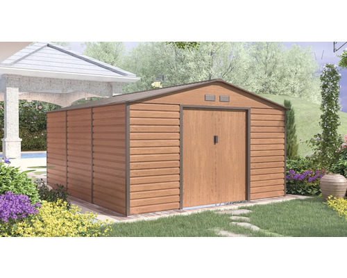 Kovový zahradní domek ve vzhledu dřeva se dvěma posuvnými dveřmi a sedlovou střechou na zahradě s trávníkem a rostlinami.