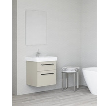 Závěsná skříňka pod umyvadlo se dvěma zásuvkami v pískové barvě, keramickým umyvadlem, baterií a zrcadlem v jasné koupelně.