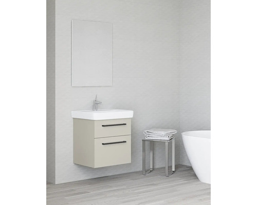 Závěsná skříňka pod umyvadlo se dvěma zásuvkami v pískové barvě, keramickým umyvadlem, baterií a zrcadlem v jasné koupelně.