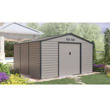 Moderní kovový zahradní domek se sedlovou střechou a dvojkřídlými dveřmi v zahradě s květinami a trávníkem.