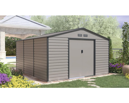 Moderní kovový zahradní domek se sedlovou střechou a dvojkřídlými dveřmi v zahradě s květinami a trávníkem.