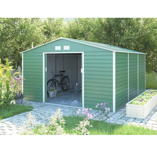 Zelený kovový zahradní domek se sedlovou střechou a posuvnými dveřmi na zahradě, uvnitř s uloženým jízdním kolem a nářadím.