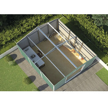 Pohled do vnitřku organizovaného zahradního domku bez střechy s psacím stolem, jízdním kolem a zahradním nářadím na terase.