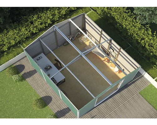 Pohled do vnitřku organizovaného zahradního domku bez střechy s psacím stolem, jízdním kolem a zahradním nářadím na terase.