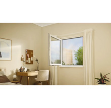 Světlá místnost s otevřeným oknem, psacím stolem a postelí.