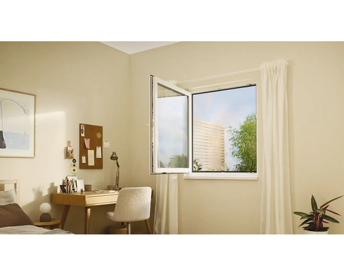 Světlá místnost s otevřeným oknem, psacím stolem a postelí.