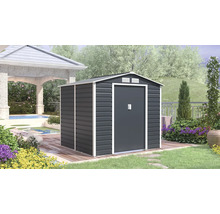 Prostorný kovový zahradní domek se sedlovou střechou a dvojitými posuvnými dveřmi v jasné, organizované zahradě s bazénem a altánem.