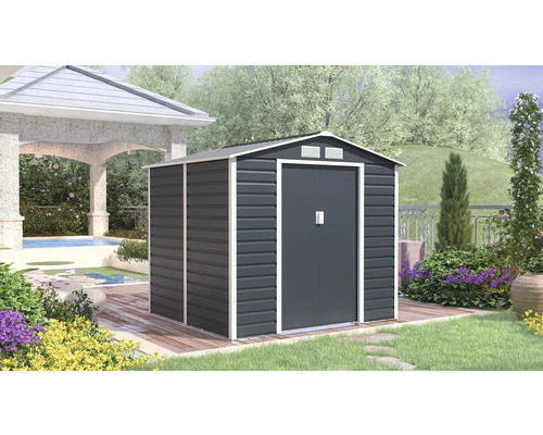 Prostorný kovový zahradní domek se sedlovou střechou a dvojitými posuvnými dveřmi v jasné, organizované zahradě s bazénem a altánem.