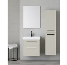 Moderní koupelnová sestava s béžovou skříňkou pod umyvadlo se dvěma zásuvkami, bílým umyvadlem, černou baterií, zrcadlem a vysokou skříňkou.