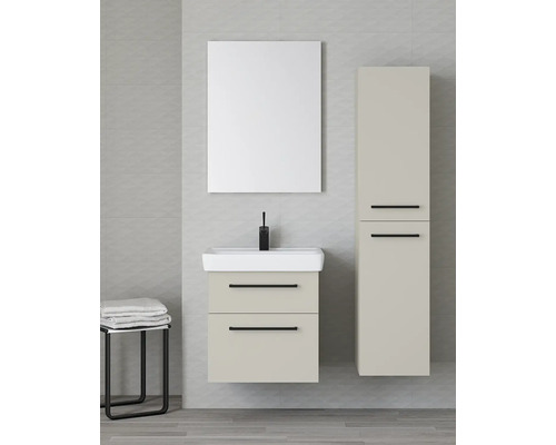 Moderní koupelnová sestava s béžovou skříňkou pod umyvadlo se dvěma zásuvkami, bílým umyvadlem, černou baterií, zrcadlem a vysokou skříňkou.