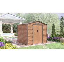 Zahradní domek ve vzhledu dřeva se sedlovou střechou a dvoukřídlými dveřmi v jasné zahradě s bazénem, dřevěnou terasou a altánem.