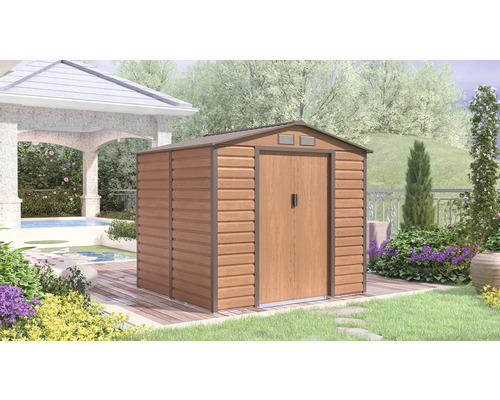 Zahradní domek ve vzhledu dřeva se sedlovou střechou a dvoukřídlými dveřmi v jasné zahradě s bazénem, dřevěnou terasou a altánem.