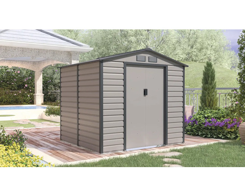 Kovový zahradní domek se sedlovou střechou a dvoukřídlými dveřmi na dřevěné terase ve světlé, uspořádané zahradě.