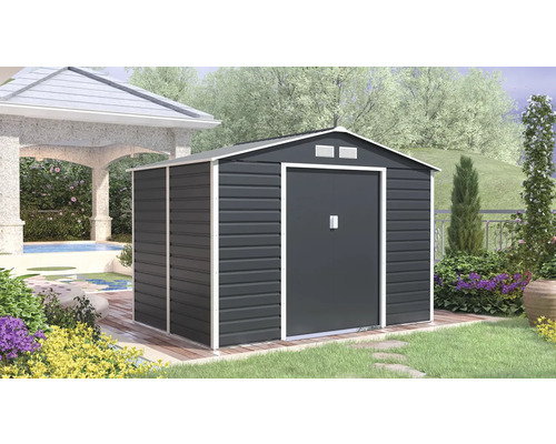 Moderní kovový zahradní domek v antracitové barvě s bílým rámem, sedlovou střechou a dvoukřídlými dveřmi v zahradě na dřevěné terase.