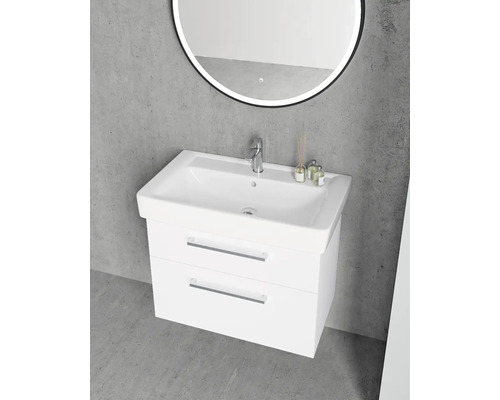 Moderní bílá skříňka pod umyvadlo se dvěma zásuvkami, bílým umyvadlem, chromovanou baterií a kulatým LED zrcadlem u šedé betonové stěny.