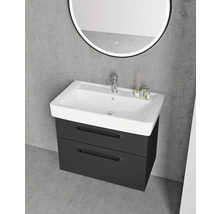 Moderní skříňka pod umyvadlo v antracitové barvě se dvěma zásuvkami a bílým umyvadlem před šedou betonovou stěnou.