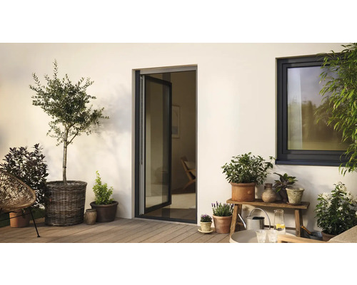 Terasa s terasovými dveřmi, oknem a rostlinami