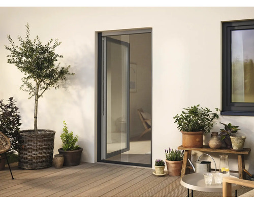 Terasa s rostlinami, terasovými dveřmi a oknem pro venkovní použití