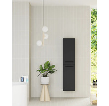 Světlá koupelna se závěsnou vysokou skříňkou v antracitové barvě, vertikálními obklady, rostlinou a moderním svítidlem.