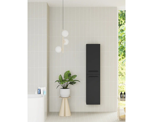 Světlá koupelna se závěsnou vysokou skříňkou v antracitové barvě, vertikálními obklady, rostlinou a moderním svítidlem.