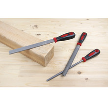 Rašple na dřevo s plastovou rukojetí a kusem dřeva