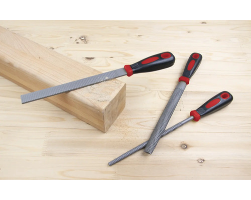 Rašple na dřevo s plastovou rukojetí a kusem dřeva