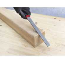 Rašple na dřevo používaná na kusu dřeva