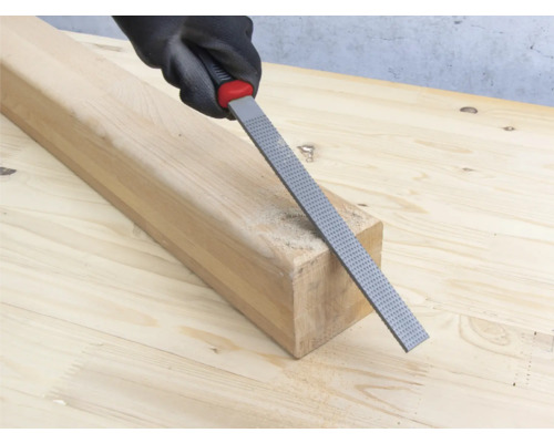 Rašple na dřevo používaná na kusu dřeva